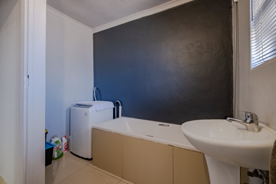 5 Bedroom Property for Sale in Lentegeur Western Cape